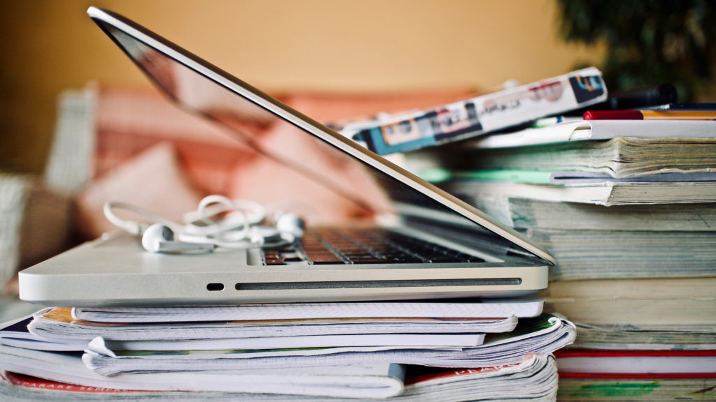 Hightech-Forum - Image of a laptop and books